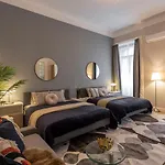 Spacious & Cozy Downtown Apartment With Balcony