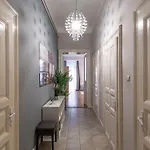 Spacious & Cozy Downtown Apartment With Balcony