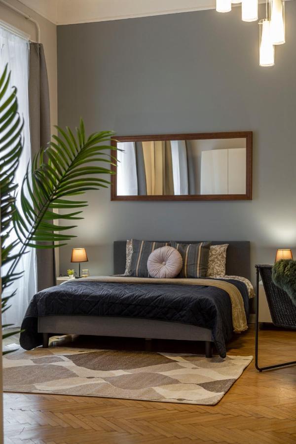 Apartment Spacious & Cozy Downtown With Balcony