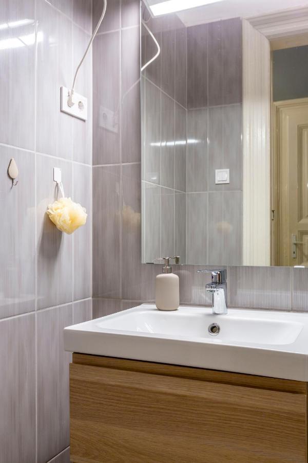 Appartamento Spacious & Cozy Downtown With Balcony Budapest