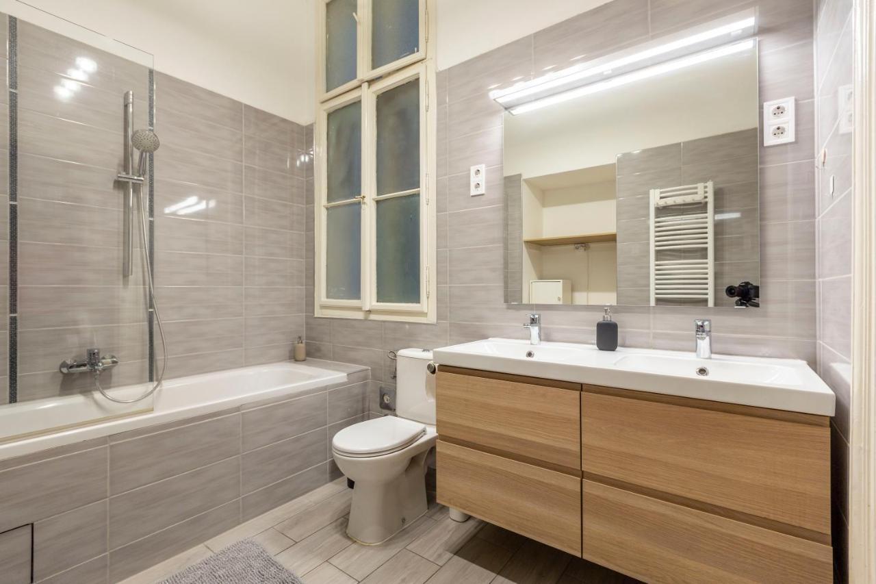 Spacious & Cozy Downtown With Balcony Appartamento Budapest