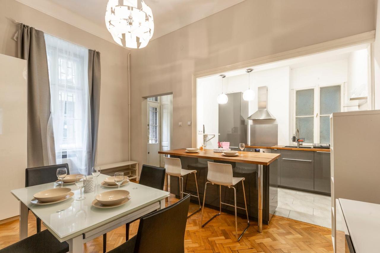 Spacious & Cozy Downtown With Balcony Appartamento Budapest